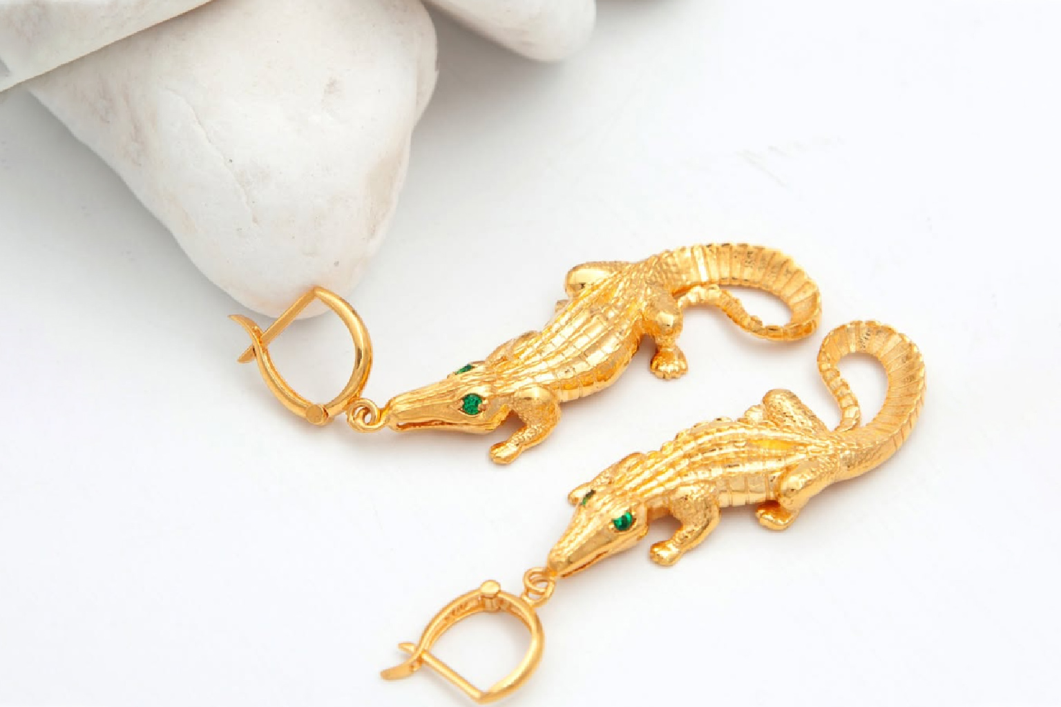 The Timeless Sparkle of Gold Jewelry: VForm's Modern Design Approach